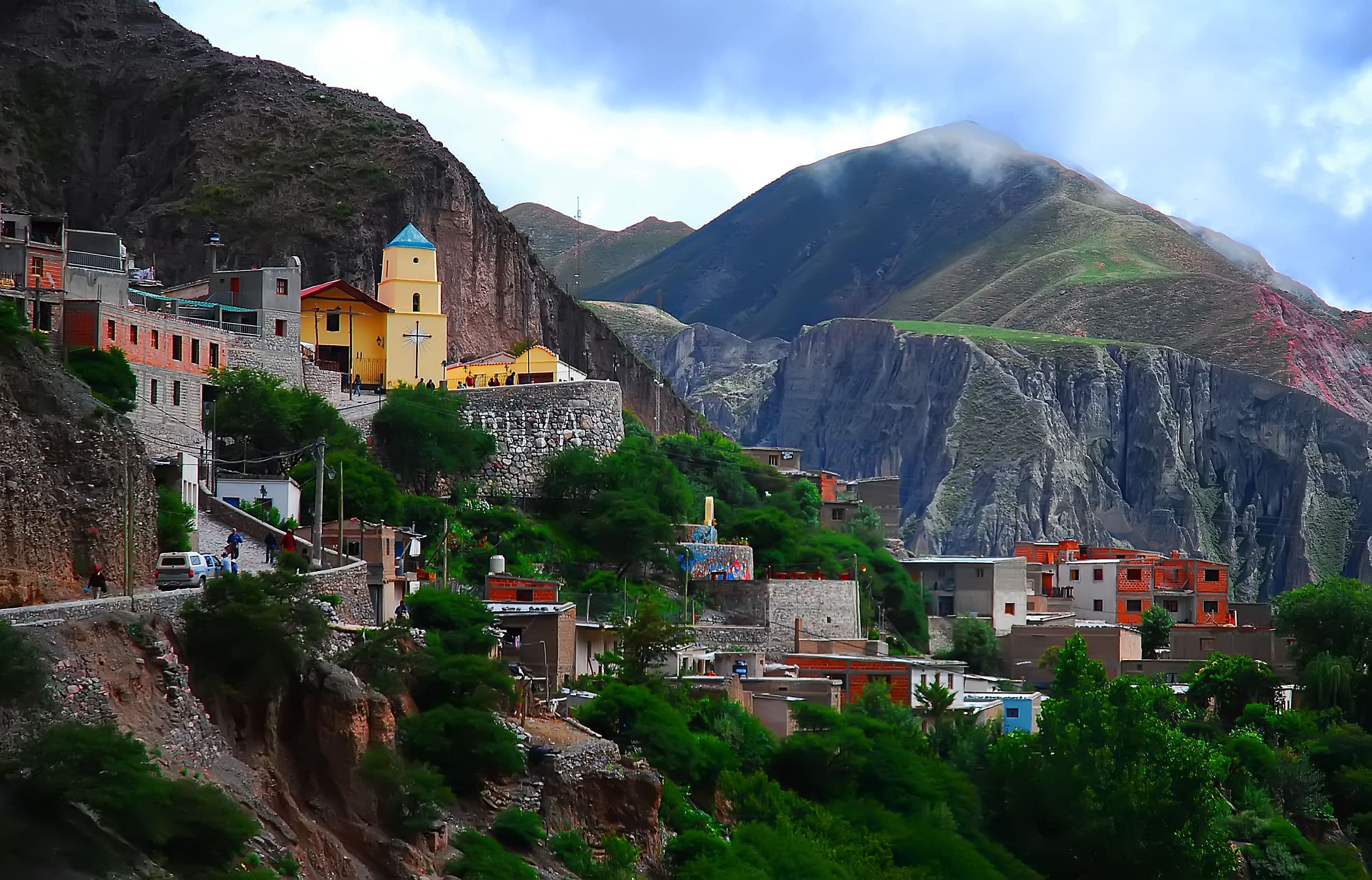 Vista de Iruya, con su iglesia amarilla entre los cerros