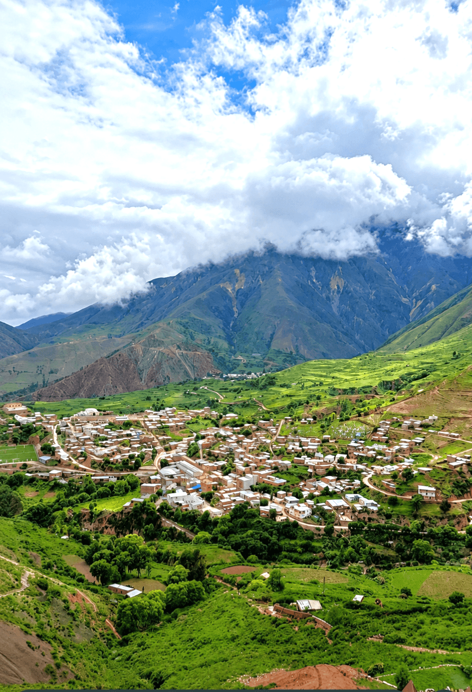 Vista del valle y el pueblo de Nazareno, rodeado de montañas